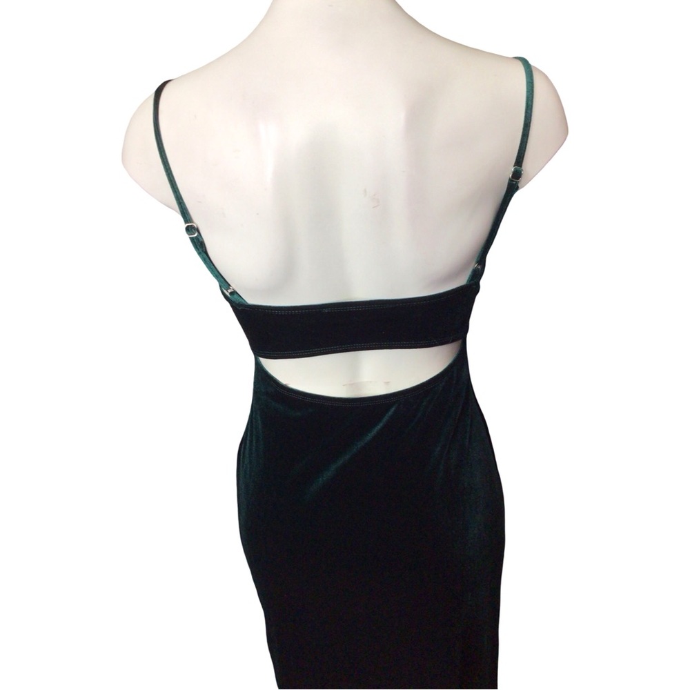 Sophisticated Velvet Maxi Dress in Deep Green - Picture 5 of 8